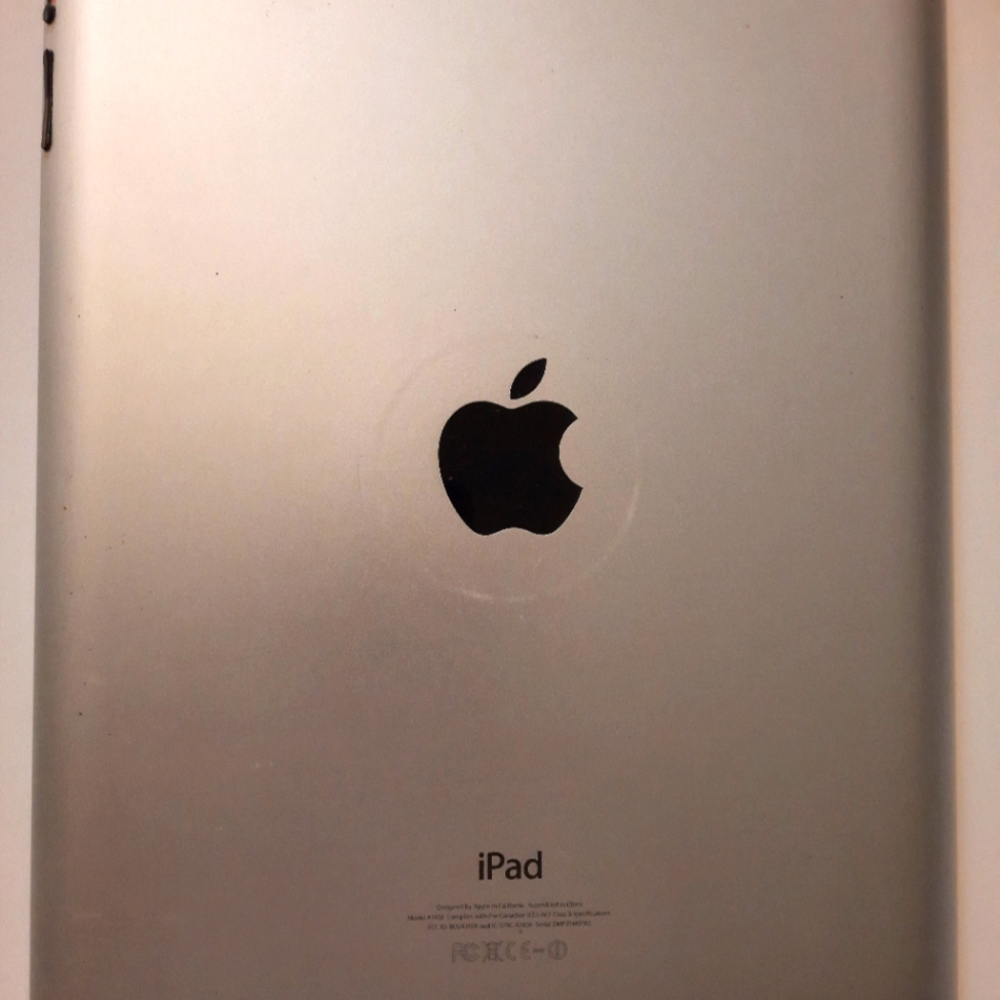 APPLE IPAD 2012  3 Version VERY GOOD CONDITION , 9,7 GENTLE USED  $200